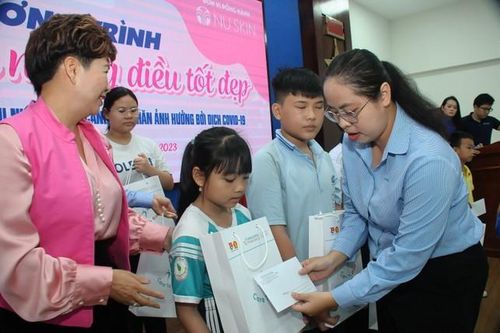 Thành Đoàn TP. HCM trao học bổng cho thiếu nhi bị ảnh hưởng bởi dịch bệnh COVID-19
