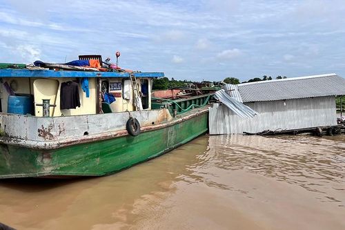 Điều tra vụ sà lan tông sập nhà bè nuôi cá trên sông Hậu