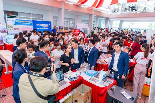 Hàng nghìn sinh viên tiếp xúc nhà tuyển dụng tìm cơ hội việc làm