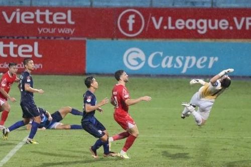 V-League 2023: Hình ảnh Đặng Văn Lâm cứu thua xuất thần ngày HLV Philippe Troussier dự khán
