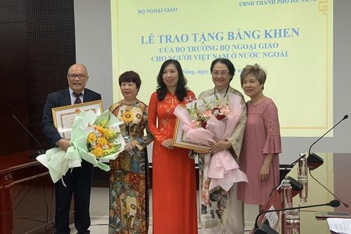 Thứ trưởng Bộ Ngoại giao Lê Thị Thu Hằng trao bằng khen cho các kiều bào có đóng góp xuất sắc tại Đà Nẵng
