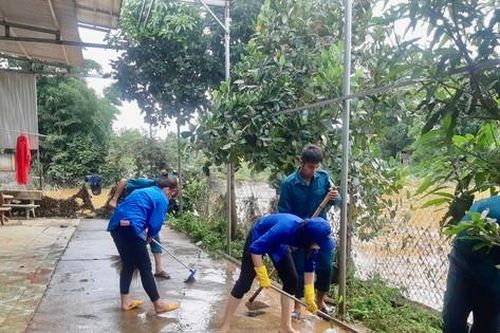 Thanh niên Đắk Nông giúp người dân khắc phục hậu quả mưa lũ