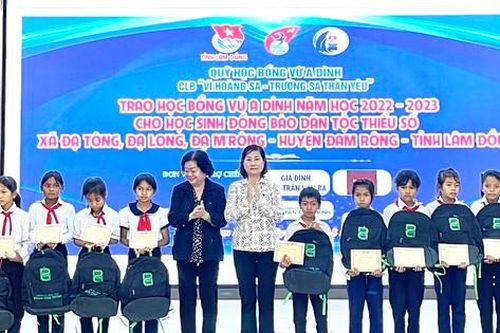 Trao 50 suất học bổng Vừ A Dính cho học sinh huyện nghèo Đam Rông