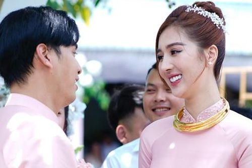 Ca sĩ Hồ Quang Hiếu làm đám hỏi bạn gái kém 17 tuổi
