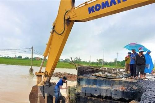 Đường huyết mạch nứt đôi, khách đi ăn cưới nín thở qua đường bằng gầu múc