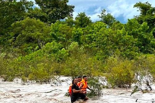 Thót tim cảnh cứu hai em nhỏ mắc kẹt giữa dòng nước lũ