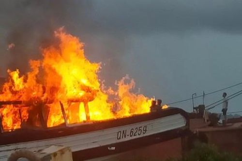 Tàu du lịch bốc cháy rừng rực, nỗ lực cứu các thuyền viên