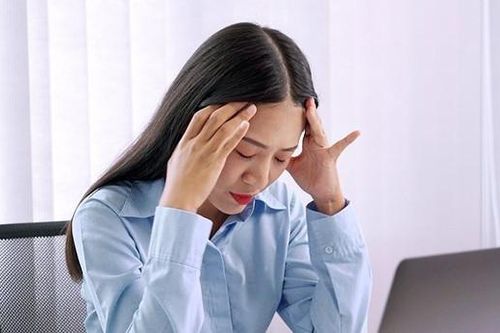Vì sao dễ đau đầu khi thời tiết thay đổi?
