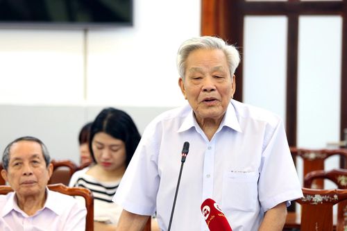 Học sinh Việt hiện nay 'mở mắt ra là thi'