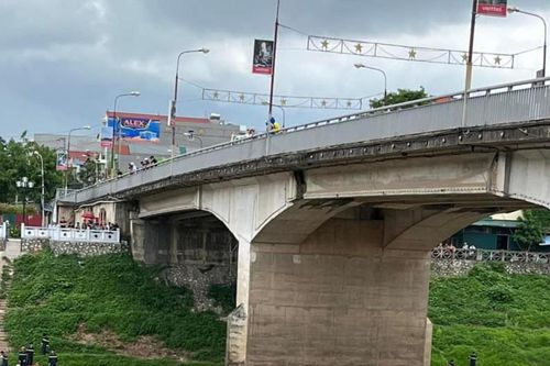 Nhảy cầu Đông Kinh, người đàn ông tử vong
