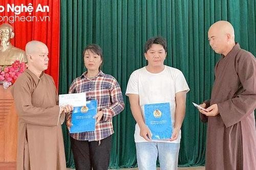 Chùa An Thái, Yên Thái (Quỳnh Lưu) trao hỗ trợ cho ngư dân bị cháy tàu cá