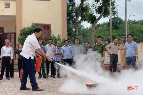 Hương Sơn lan tỏa thông điệp 'Nhà tôi có bình chữa cháy'