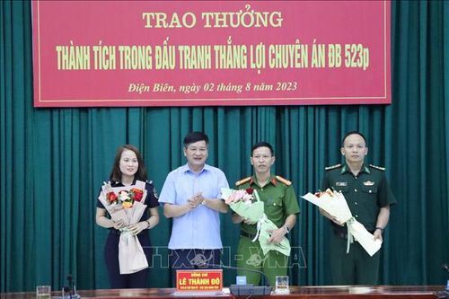 Khen thưởng nóng thành tích phá đường dây ma túy từ Lào về Điện Biên
