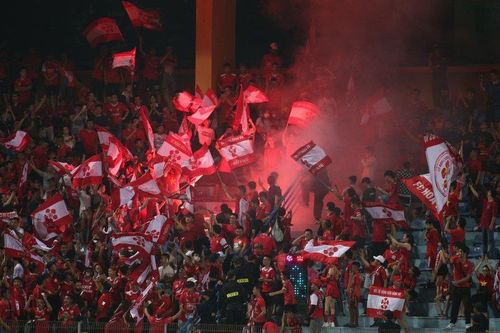 CĐV Hải Phòng đốt pháo sáng làm bỏng 1 CĐV nhí