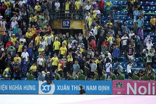CĐV Nam Định ném chai lọ phản ứng quyết định thay người của HLV