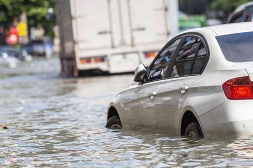 Mưa lớn bất thường khiến nhiều ô tô phải 'nhập viện'