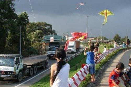 Cảnh báo dây diều sắc như dao, cứa đứt vỏ ô tô