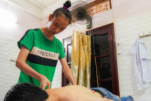 Cô bé khiếm thị mưu sinh, trang trải việc học hành bằng nghề tẩm quất