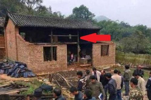 Bất ngờ tìm thấy báu vật khi phá dỡ ngôi nhà cổ