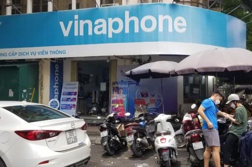 Khách hàng tập trung đông tại các điểm giao dịch VinaPhone do lỗi hệ thống cập nhật thông tin thuê bao