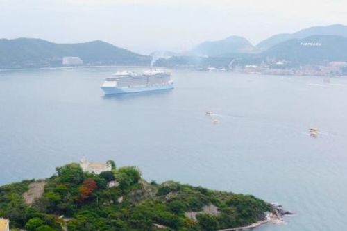 Siêu du thuyền mang theo 4.600 du khách quốc tế đến Nha Trang