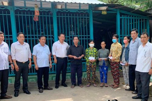 Thăm, hỗ trợ các hộ dân Mỹ Hòa Hưng bị ảnh hưởng bởi giông, lốc