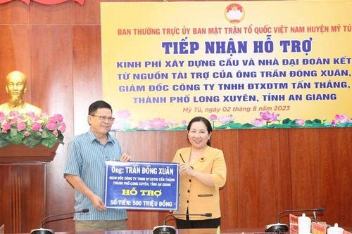 Giám đốc Công ty Cổ phần Đầu tư xây dựng thương mại Tấn Thắng tặng 700 triệu đồng cất nhà Đại đoàn kết và xây cầu giao thông huyện Mỹ Tú