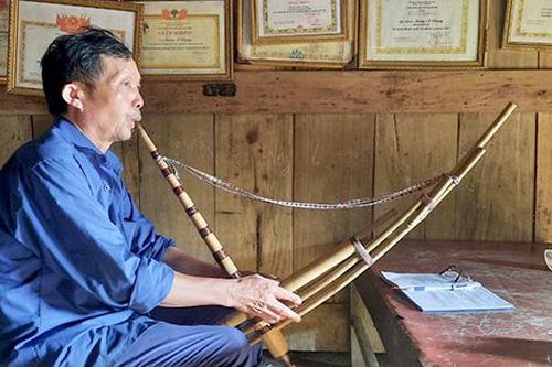 Dặt dìu tiếng khèn Mông