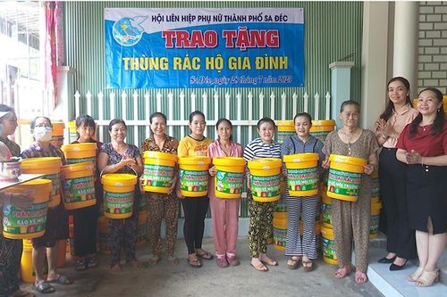 Trao tặng 'Ngôi nhà thu gom rác thải nhựa'