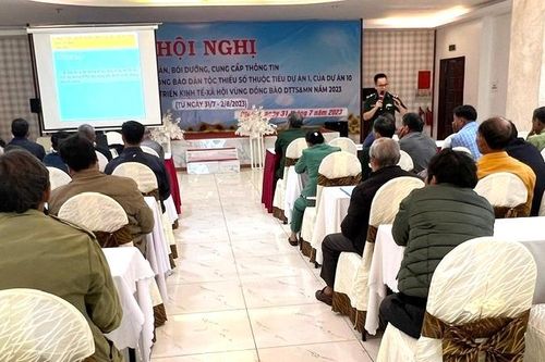 Bồi dưỡng nghiệp vụ cho 220 người có uy tín