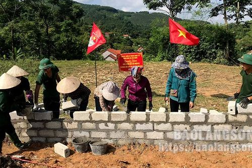 Chiến sĩ Trung đoàn 141 hăng hái tình nguyện giúp dân