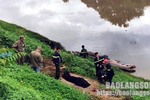 Tìm thấy thi thể người nhảy cầu Đông Kinh