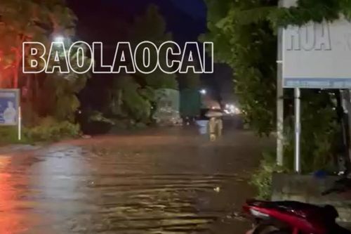 Mưa lớn, Quốc lộ 70 đoạn qua thị trấn Nông trường Phong Hải ngập nặng