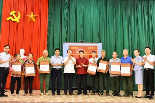 Tặng 30 suất quà cho nạn nhân chất độc da cam