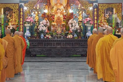 Chư Tăng Q.Gò Vấp cử hành nghi thức Bố-tát, thính giới tại trường hạ chùa Huỳnh Kim