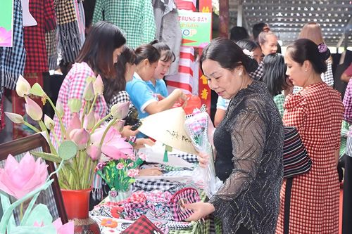 Nghề dệt khăn rằn Đồng Tháp trở thành di sản văn hóa phi vật thể
