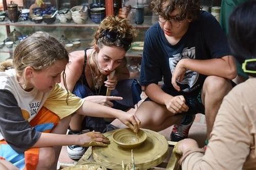 Du khách nước ngoài trải nghiệm làm gốm ở Hội An