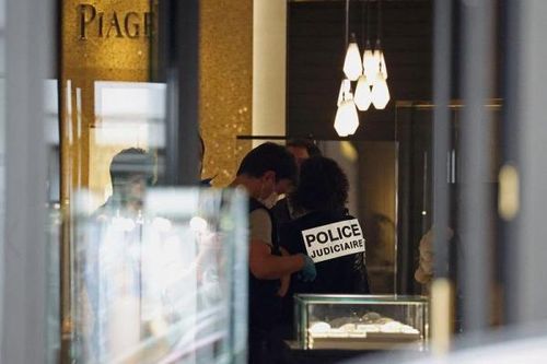 Hãng đồng hồ xa xỉ Thụy Sĩ bị cướp táo tợn giữa Paris