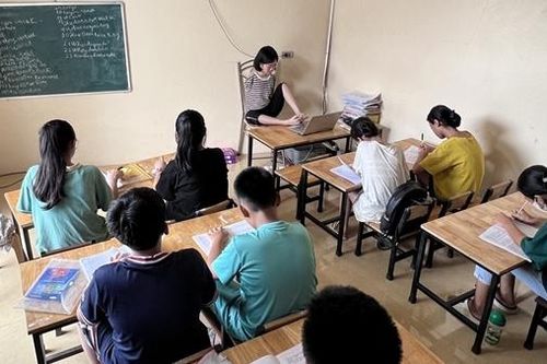 Chuyện xúc động về cô giáo bị khuyết đôi tay