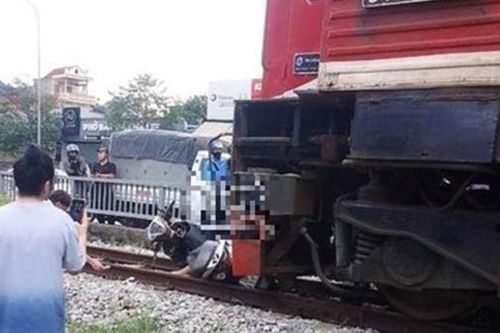 Cố băng qua đường sắt, người phụ nữ bị tàu hỏa cán tử vong