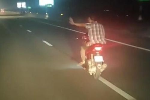 Video người đàn ông chạy xe máy 'lạc' vào cao tốc, lạng lách cản đầu ôtô