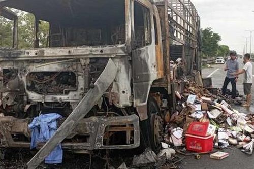 Xe tải chở quần áo, sách vở cháy trơ khung trên Quốc lộ 1A