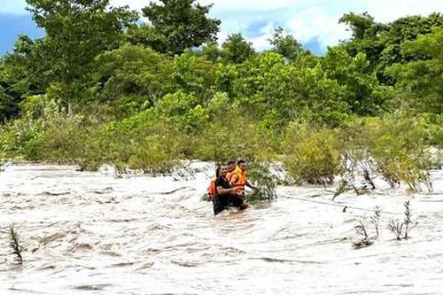 Giải cứu kịp thời 2 em nhỏ mắc kẹt giữa dòng nước lũ chảy xiết