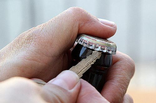 Những cách khui bia không cần dụng cụ mở nắp