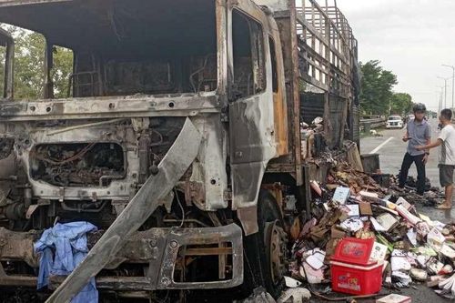 Xe tải cháy trơ khung khi đang chạy trên Quốc lộ 1