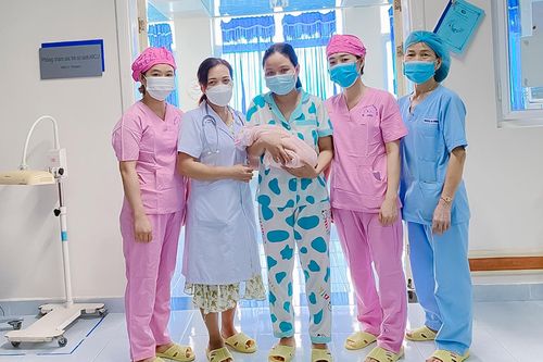 Cứu sống bé sơ sinh nặng 1kg, suy hô hấp nặng