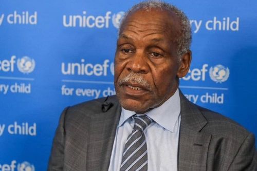 Tài tử Danny Glover đến Việt Nam, thưởng thức bún chả Hà Nội