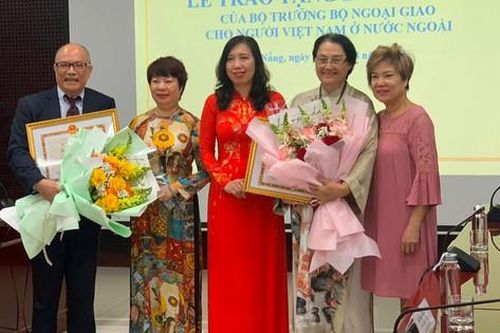 Trao bằng khen cho các kiều bào tiêu biểu tại Đà Nẵng