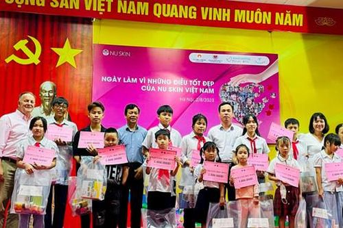 Trao 100 suất quà tặng học sinh khuyết tật, mồ côi