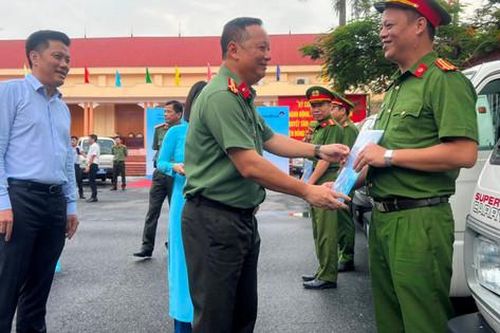 Bàn giao 20 ô tô chuyên dụng cho Công an huyện Đông Anh